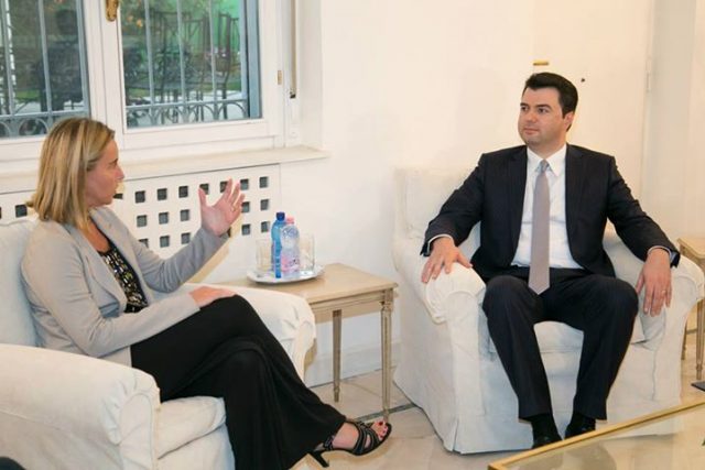 Nuk do jetë në takimin me opozitën, zbulohet ku do takohet Basha me Mogherinin