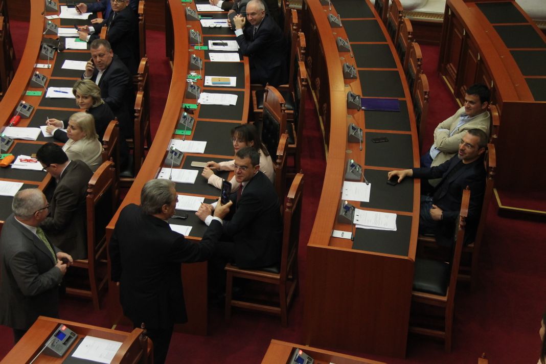 VIDEO/ “Të nxirret jashtë Saimir Tahiri”, Berisha e filmon, ish-ministri: O Sali si je çmendur kështu?!