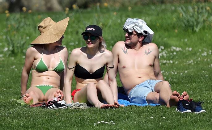 “Çmendet” moti në Londër, temperatura rekord pas 70 vitesh