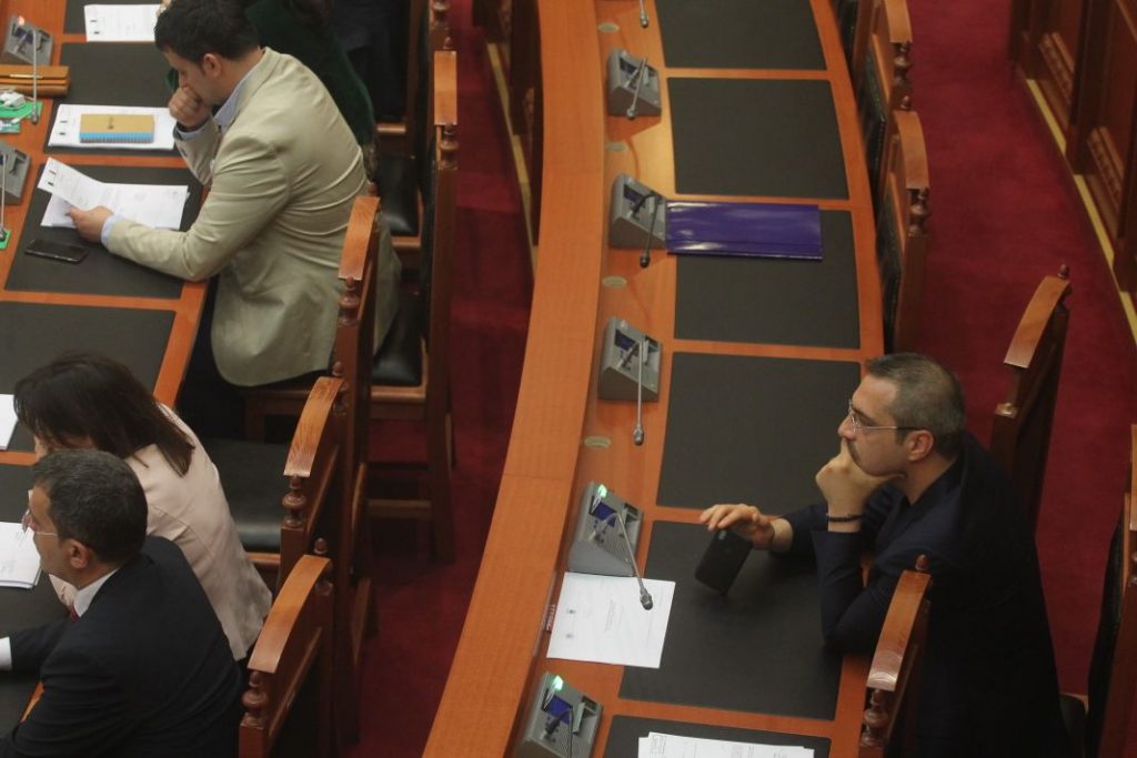 FOTOT/ Saimir Tahiri i vetëm në Kuvend, si e shmangën socialistët