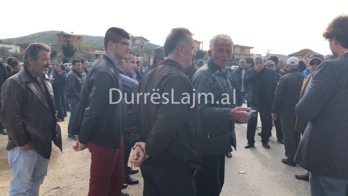 Bllokim i rrugëve kryesore, edhe durrsakët në protestë (VIDEO+FOTO)