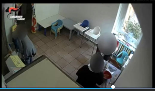 Edukatorja dhunon fëmijët, i gjuan me pantofla kokës (VIDEO)