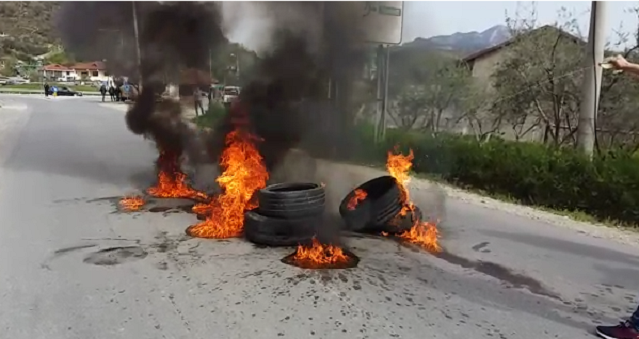 Protestuesit i vënë flakën gomave