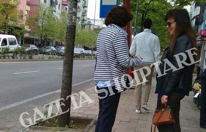 E veshur thjeshtë dhe me atlete, ish-gruaja e Edi Ramës duke pritur autobusin…(FOTO)