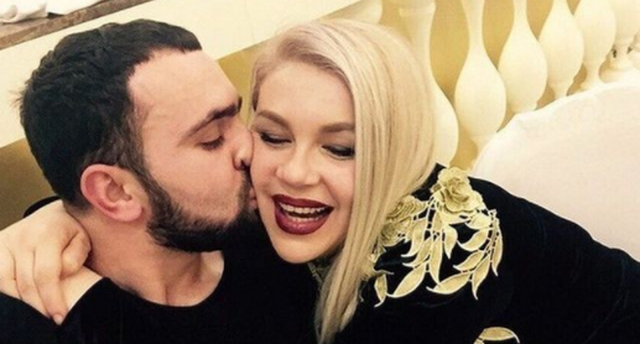 Këngëtarja shqiptare e uron bashkëshortin me 500 euroshe (FOTO)