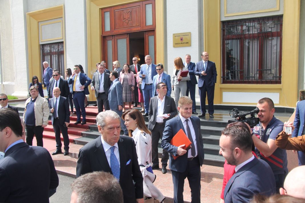 “Uuu qyqja për pak ra…”, deputetja pengohet në shkallë, Berisha: Syri i keq (VIDEO)