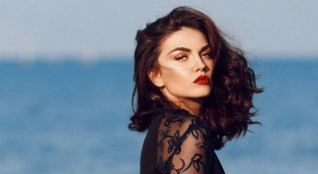 Këngëtarja shqiptare bën nënën për “spital” (FOTO)