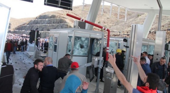 Protesta në Kalimash, ambasadori britanik: Dhuna nuk është përgjigje