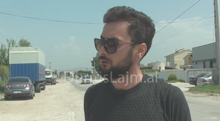 Shijaksi që protestoi i vetëm, apel për banorët: Ejani të protestojmë nesër së bashku (VIDEO)