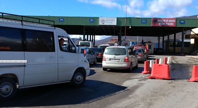 Fundjava me diell dhe mungesa e tarifës, dyndje makinash në doganën e Morinës