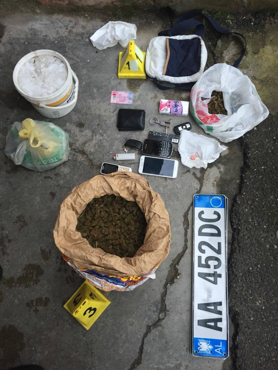 Policia i kap mat teksa shkëmbenin drogën, prangosen dy persona (EMRAT)