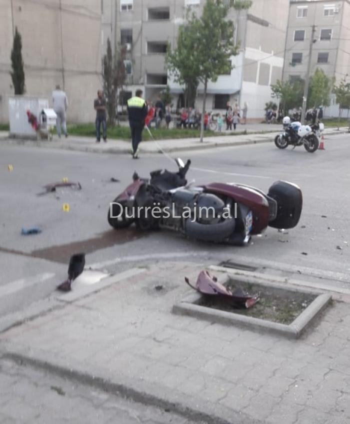 Aksident me të lënduar në Durrës, motori godet makinën (FOTO)