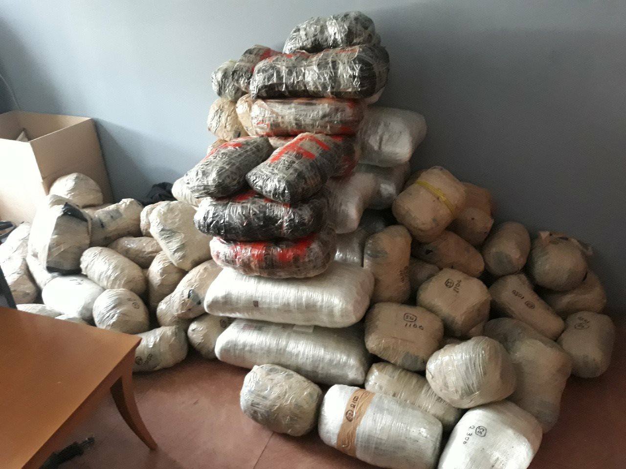 Policia në ndjekje të makinës plot me drogë, arreston shqiptarin