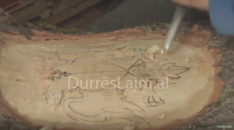 Durrës, drugdhendësi i talentuar që u jep jetë tablove të drunjta (VIDEO)