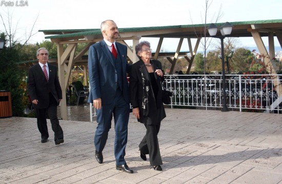 Dedikimi/ Kryeministri Rama: Nëna ime vuan nga një sëmundje e vështirë