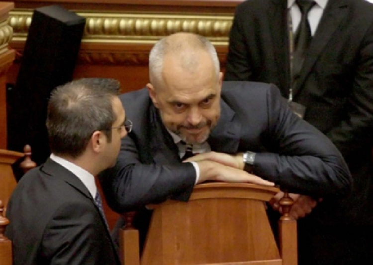 ‘Nuk ka bir k***’/ Gazetari:Ja çfarë fshihet dhe për kë ishte kjo deklaratë e Tahirit