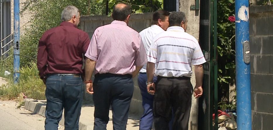 Frika e hakmarrjes për vrasjen e Bucit, familjarët e të arrestuarve lënë banesat