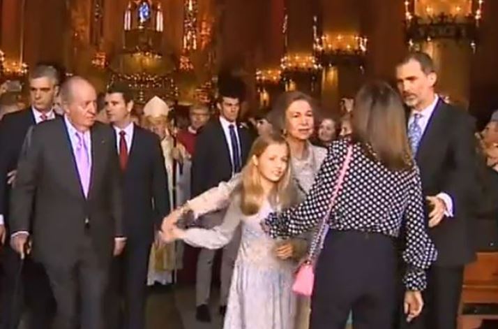 VIDEO/ Familja mbretërore sherr në publik