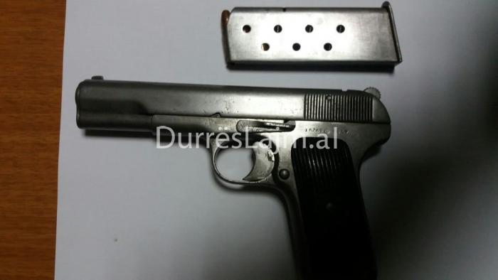 Kapet autori i plagosjes në Durrës, e pëson edhe shoku që e ndihmoi me armën