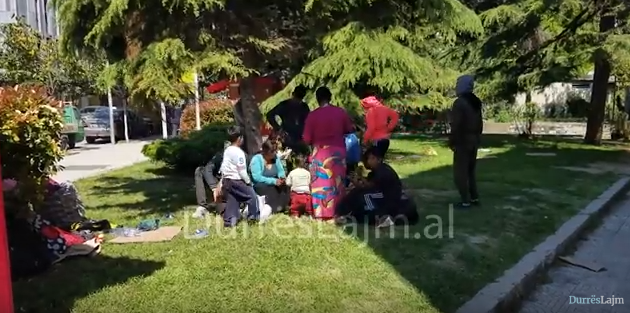 Lind fëmijën te lulishtja në qendër të Durrësit, i gjithë fisi e shndërron në banesë (VIDEO)