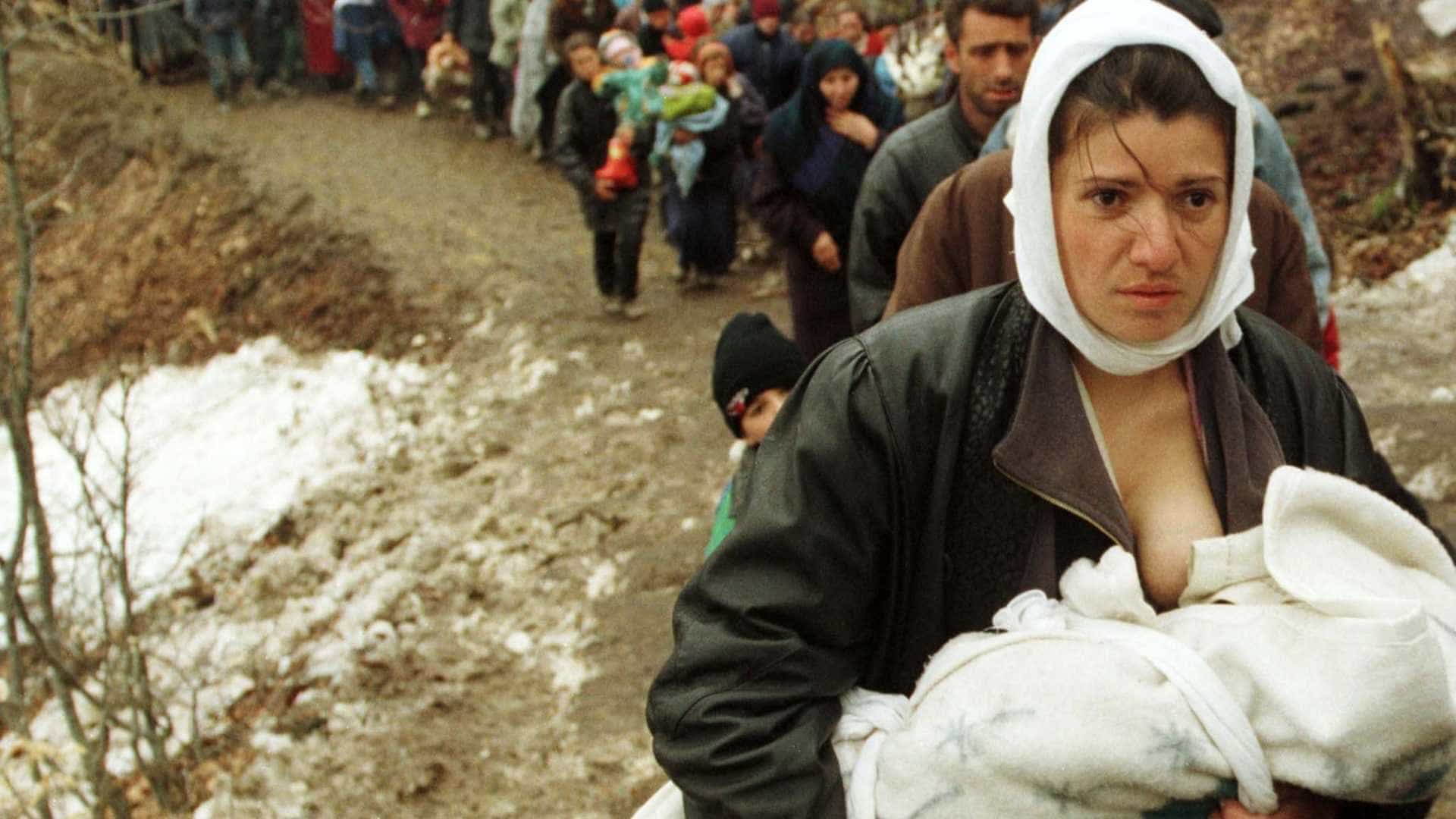 Fotoja historike e nënës me foshnjën në krah, si duken pas 19 vitesh (VIDEO)