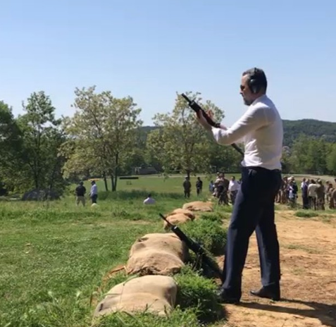 Ish-deputeti shfaqet me armë në publik (VIDEO)