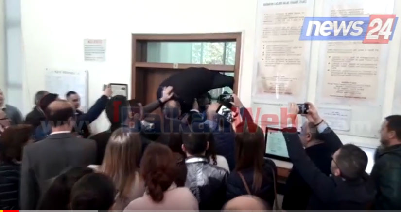 Tenton të hyjë në sallën e gjyqit, familjari hipën sipër njerëzve (VIDEO)