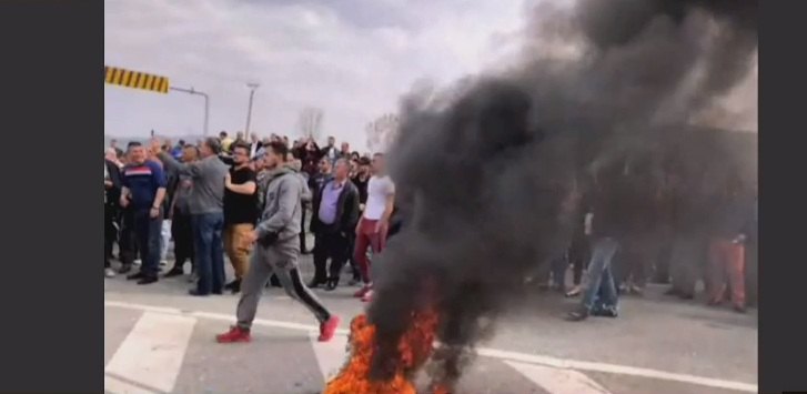Policia procedon 23 persona për bllokimin e rrugës dhe djegien e gomave