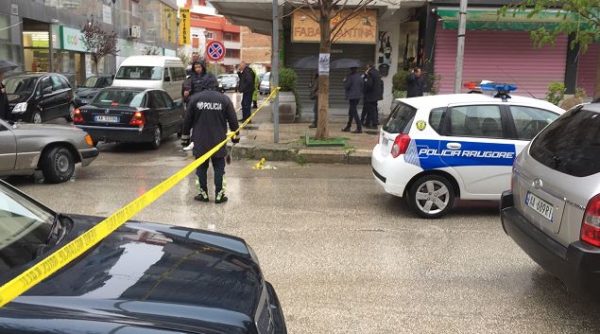 Gruaja hidhet nga makina për t’i shpëtuar ngacmimeve të shoferit