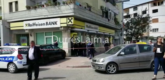 EMRI/ Cili është 24-vjeçari që tentoi të grabiste bankën me thikë (FOTO+VIDEO)