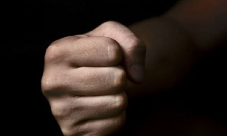 Plas grushti mes dy burrave në mes të Durrësit