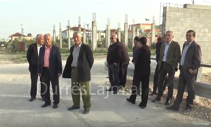 Protestojnë banorët në Durrës: Vangjush Dako nuk ka ardh me na pa asnjëherë! (VIDEO)