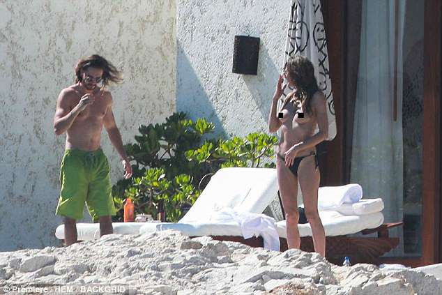 Modelja e njohur pushime me të dashurin 28-vjeçar, fotografohet topless