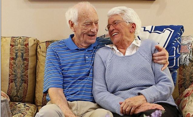 Çifti i të moshuarve rimartohet 40 vite pas divorcit