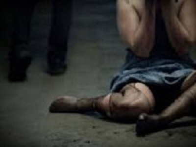 3 meshkuj i zënë pritë pranë shtëpisë 20-vjeçares, më pas…