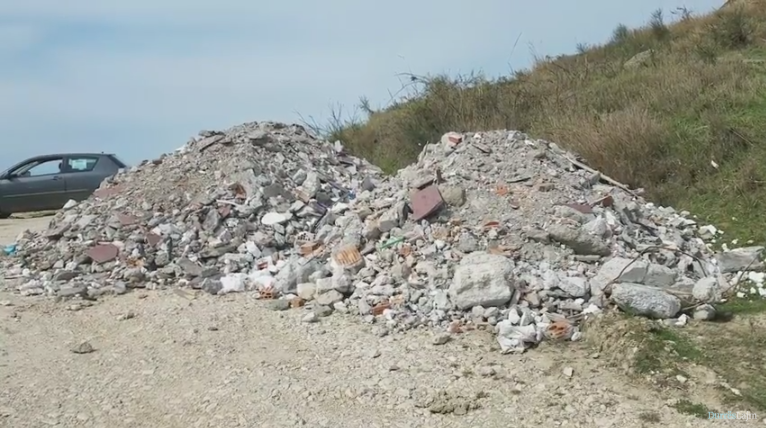 Hidhen grumbuj me inerte në zonën e Kallmit (VIDEO)