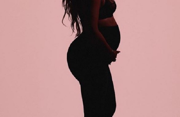 Moderatorja shtatzënë reagon pas tradhtisë së partnerit