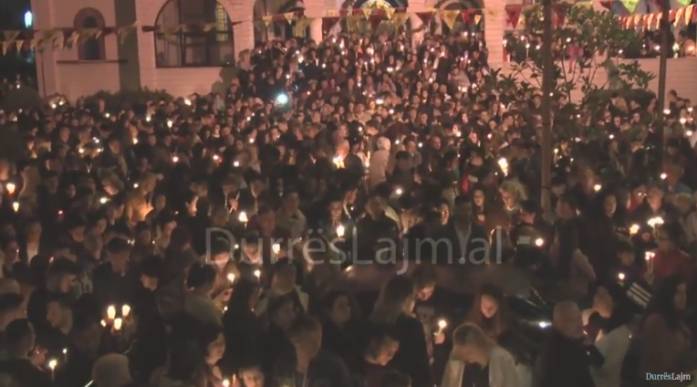 Besimtarët ortodoksë në Durrës kremtojnë Pashkët (VIDEO)