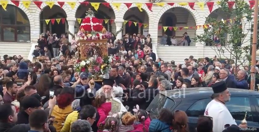 Besimtarët e krishterë në Durrës kremtojnë të Premten e Zezë (VIDEO)