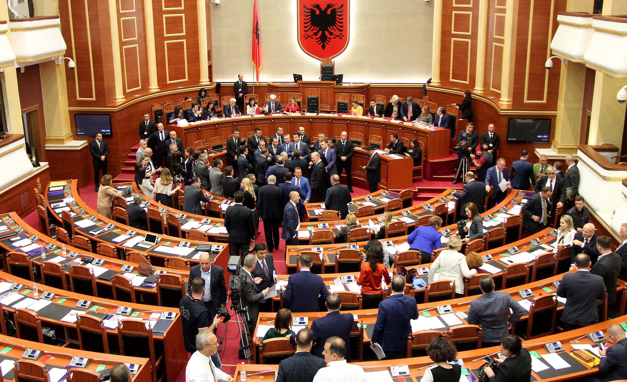 Kodi i ri i Etikës/ Çfarë u ndalohet deputetëve, nga veshja te sjelljet me natyrë seksuale