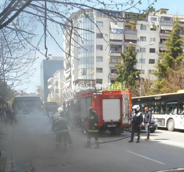 FOTO/ Merr flakë makina në mes të Durrësit