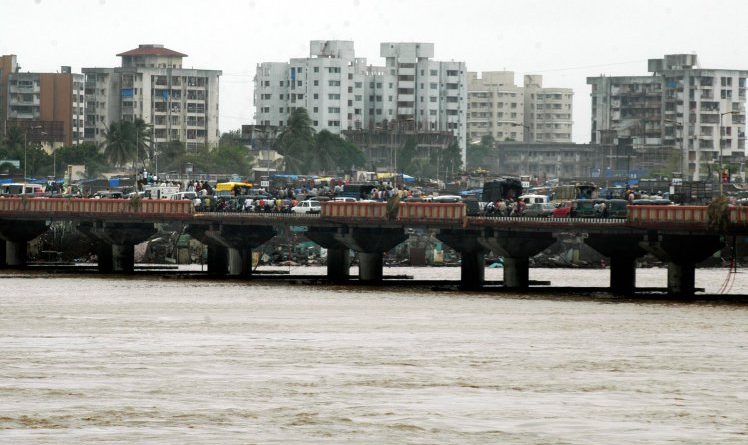 Mbyti dhe copëtoi trupin e të dashurës, kapet duke hedhur kufomën në lumë