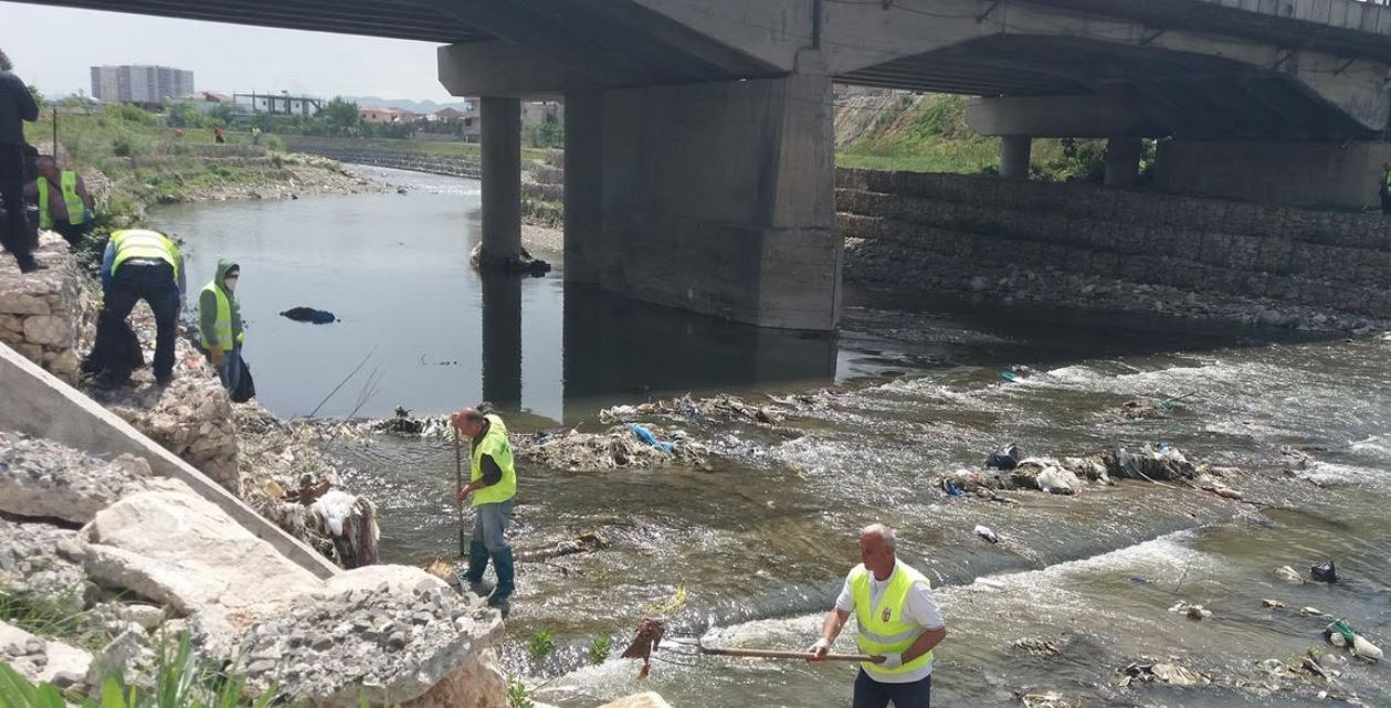 Bashkia pastron mbetjet e hedhura në lumin e Tiranës