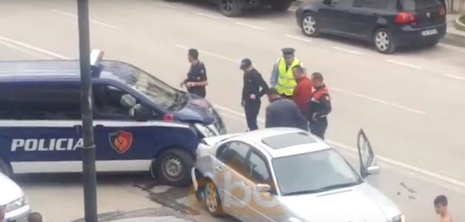 Furgoni i policisë përplaset me një makinë