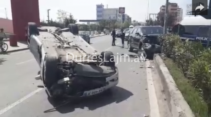 Aksident i rëndë në Durrës, makina përmbyset në mes të rrugës (FOTO)