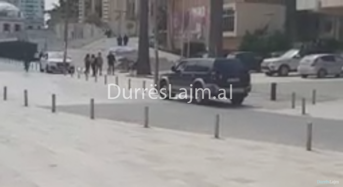 Pushtetarët janë të parët që shkelin Kodin Rrugor në Durrës, ja ku i parkojnë mjetet (VIDEO)