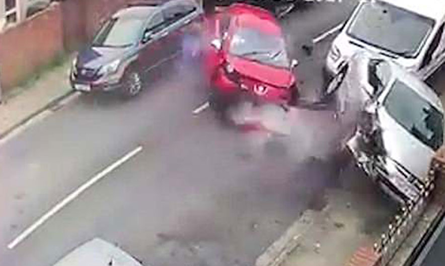 Përplasi 5 makina, por habit policinë kur telefonon dhe thotë: Ma vodhën!