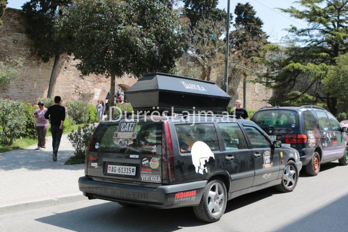 Makinat e ‘frikshme’ me arkivolin e Drakulës çudisin qytetarët në Durrës (FOTO)