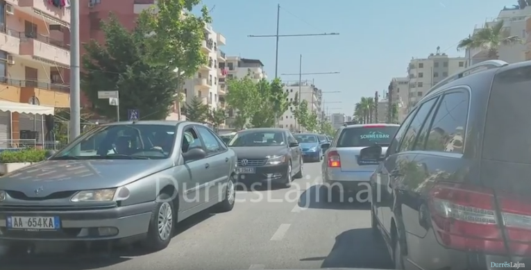 Durrës, 45 minuta të bllokuar në trafik, makinës i mbaron nafta! (VIDEO)