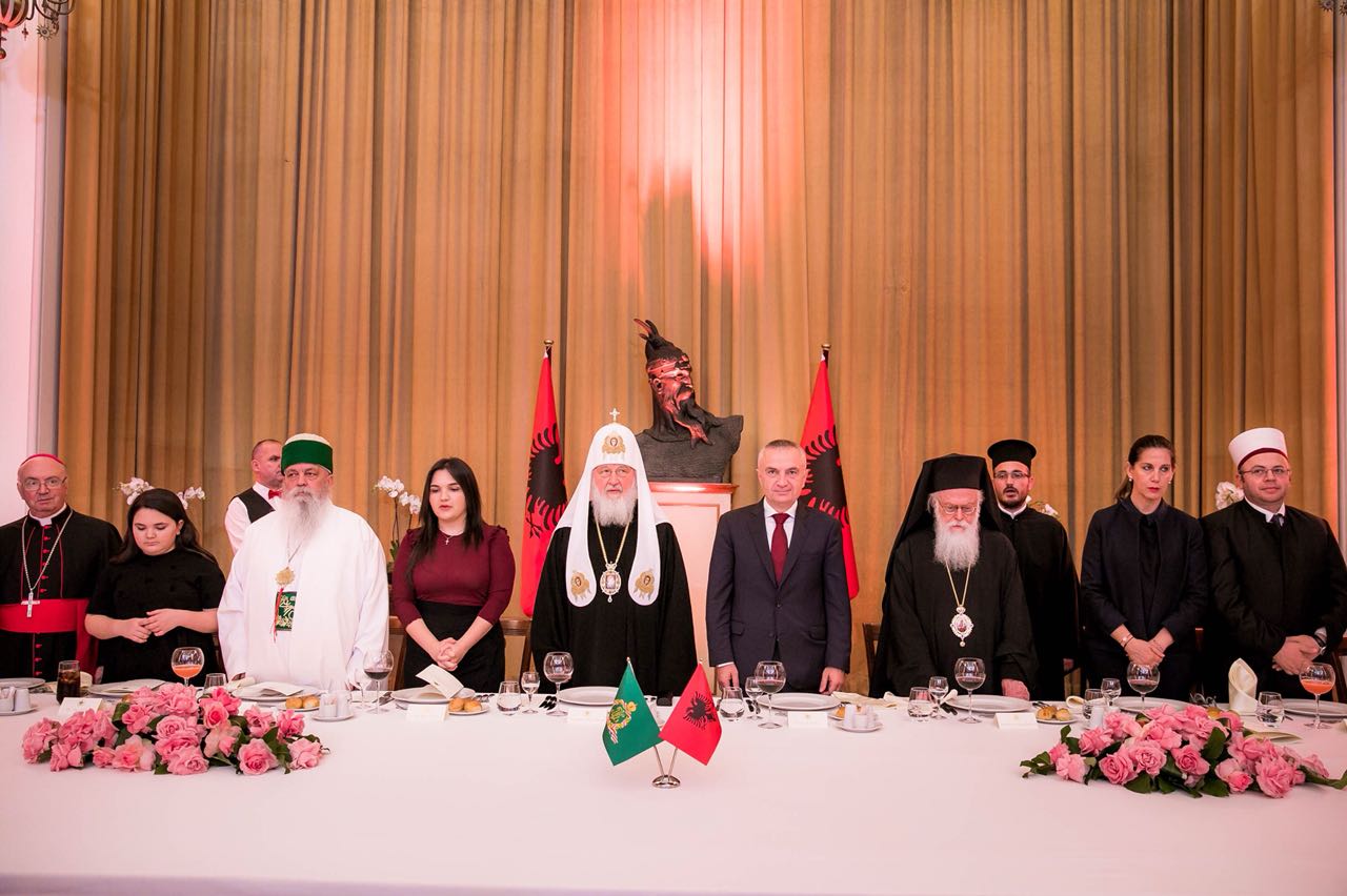 Meta shtron darkë për Patriarkun rus, të pranishme Kryemadhi me vajzat dhe Kumbaro